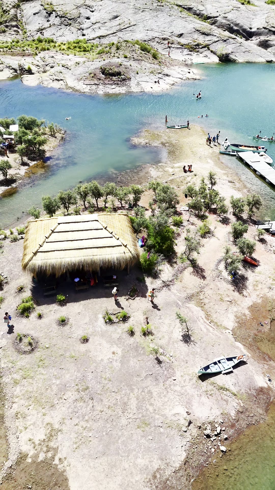 El quincho, la sombra y la playa